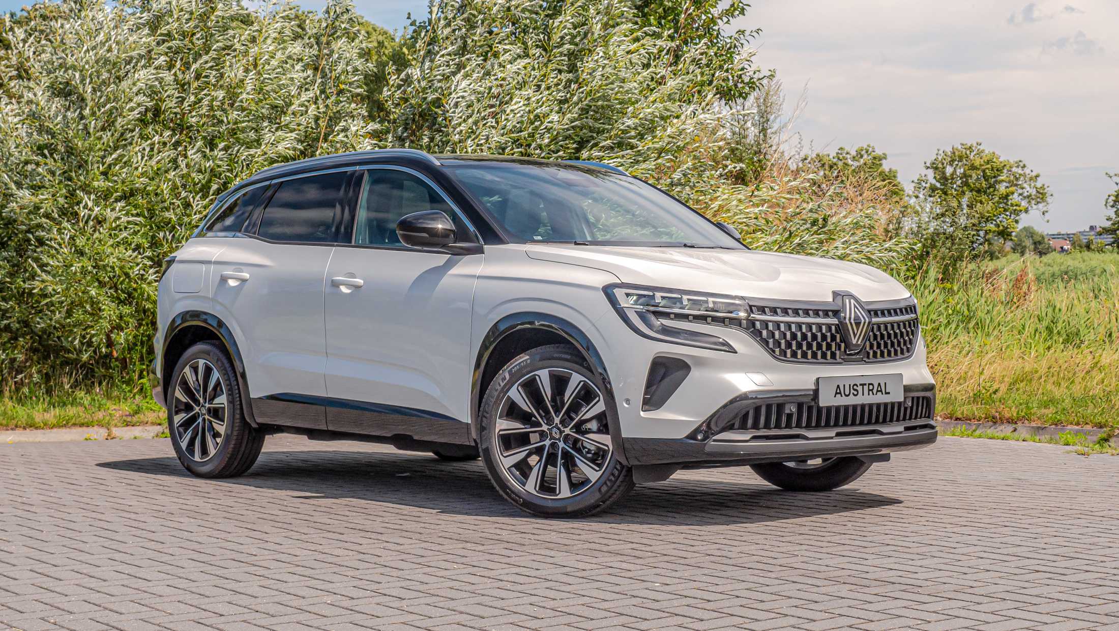 ABD Renault - Austral -  brede schouders, gespierde motorkap en de opvallende grille