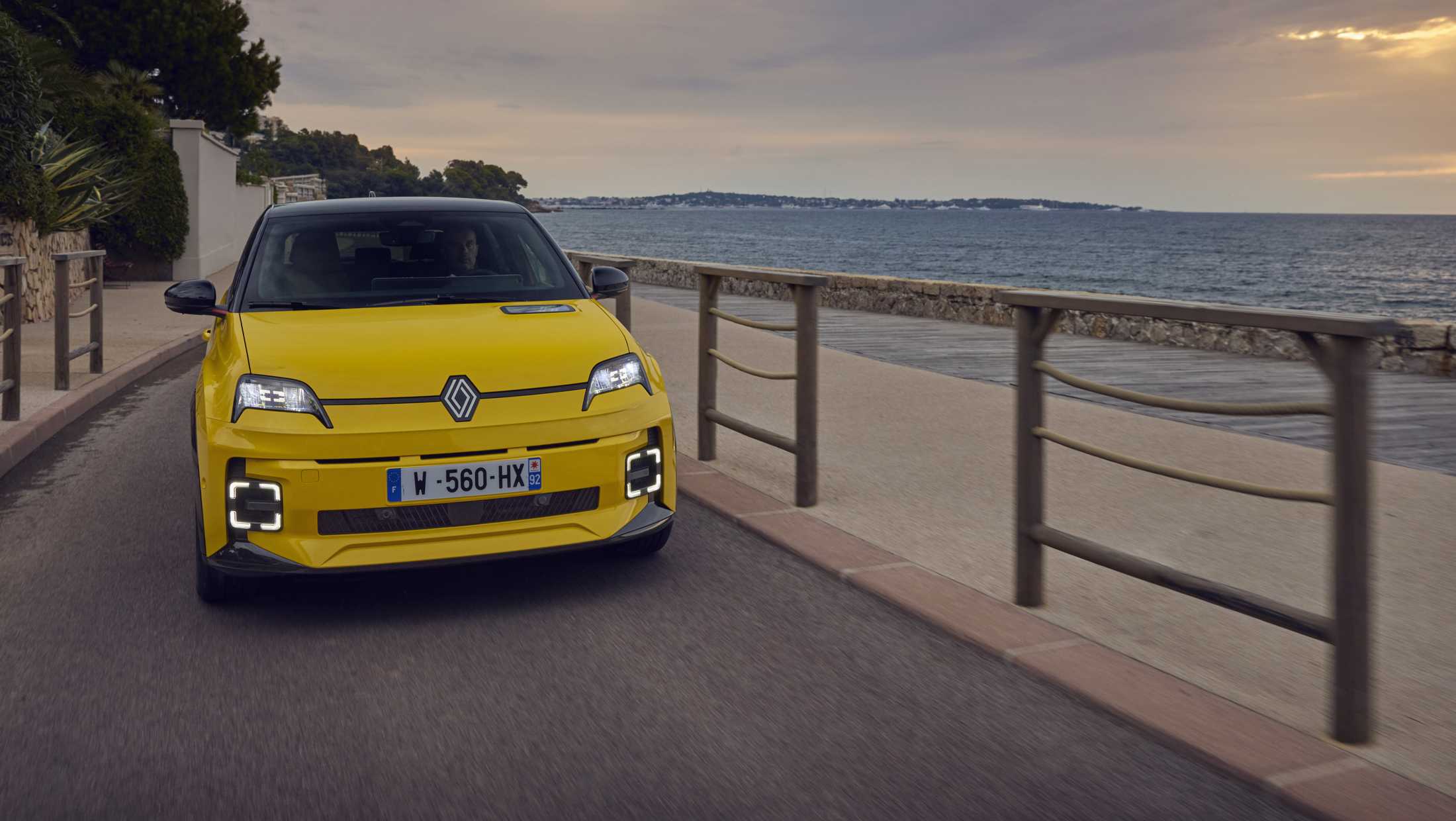 Renault 5 E-Tech electric - iconic cinq version - front zoom